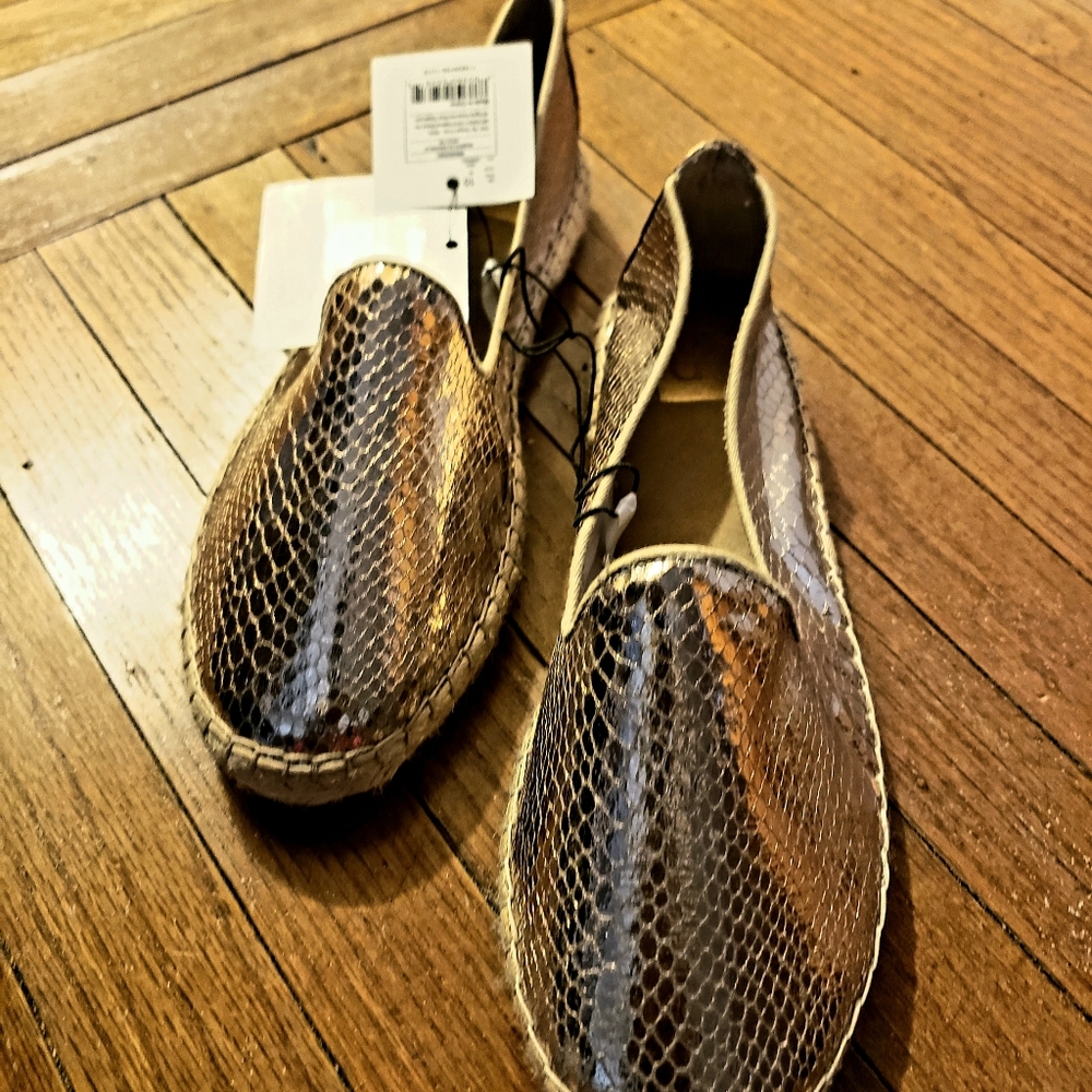 DOLCE VITA Golden flats - Size: 10 **NEW**